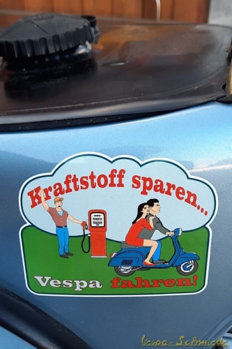 Aufkleber "Kraftstoff sparen ... Vespa fahren!"